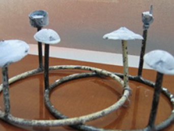 Kunstwerk aus Pilzformen auf Ringen geschweißt