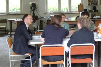 Fünf Personen an einem Tisch in den Künstlerwerkstätten