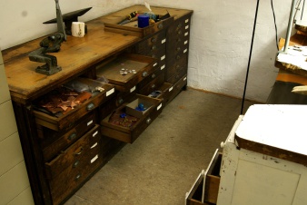 Ein alter Werkstattschrank, aufgezogene Schubfächer.