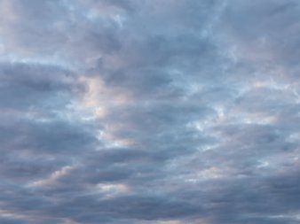 blau-grau-rosa-weiße lockere aber dichte Abendwolken