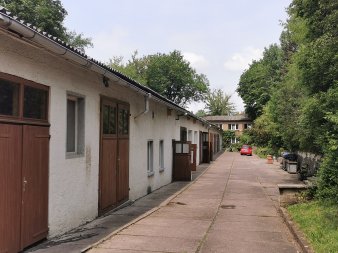 Gebäude entlang eines betonierten Weges/Straße