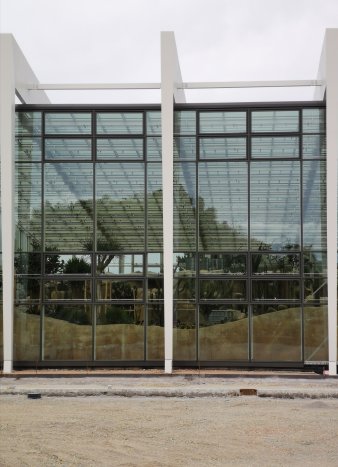Spiegelung in Glasflächen einer Halle