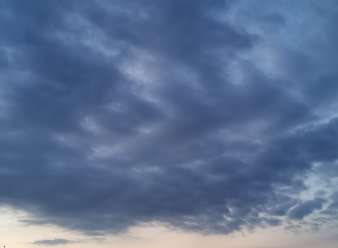 große dunkle Wolke, unten ein heller Streifen im Hintergrund