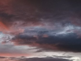 orange-braune-dunkelblaue Abendwolken scheinen ein nächtliches Unwetter anzukündigen