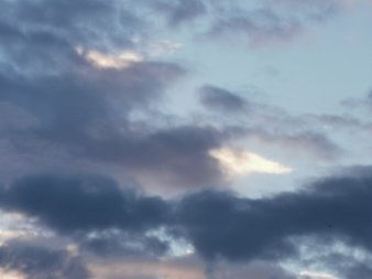 dunkelgraue Unwetterwolken vor Abendhimmel