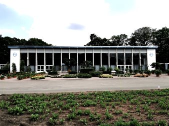 Flachdachgebäude mit großen Glasflächen