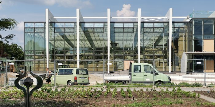 Kleintransporter auf Gelände