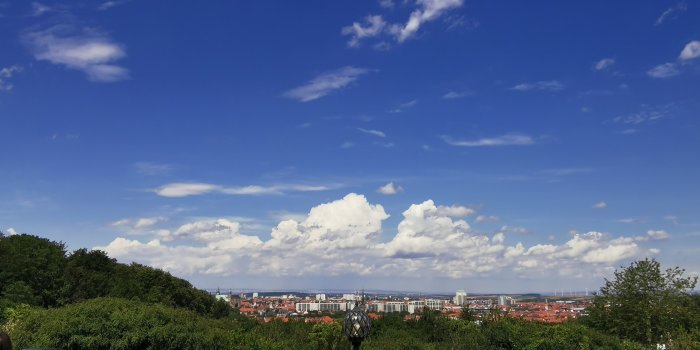 strahlend blauer Himmel mit weißen Wolken