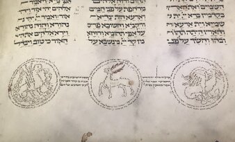 Schrift und Schriftzeichen in einen aufgeklappten Buch