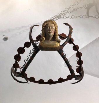 Ein historischer Kronleuchter mit Geweihstangen und weiblicher Halbfigur