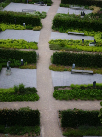 Foto: Der menschenleere Egapark © Katharina Bendixen Wegenetz mit Grünstreifen und Sitzbereichen. Skulpturen rechts und links im Bild.