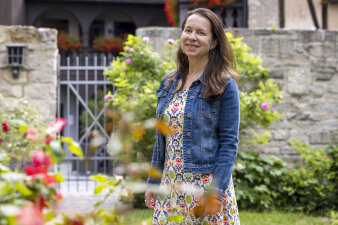 Porträt einer Frau, die von Blumen umgeben ist