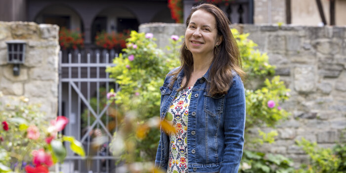 Porträt einer Frau, die von Blumen umgeben ist