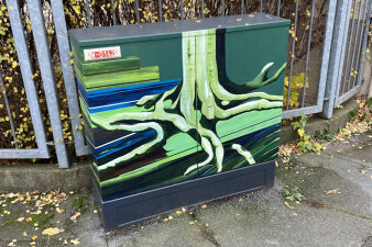 Graffiti-Projekt Medienkasten gestaltet mit Baumwurzelmotiv