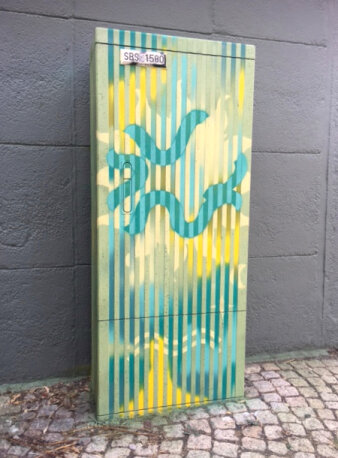 Graffiti-Projekt Medienkasten gestaltet mit bunten Linienmotiv