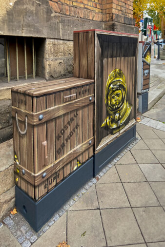 Graffiti-Projekt Medienkästen auf dem sich Holztruhen und Schätze gesprüht wurden.