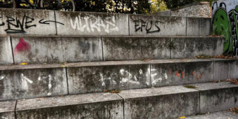 Treppenstufen beschmiert