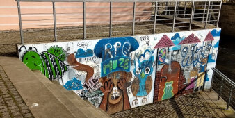 Treppenwand mit Graffiti vor der Reinigung