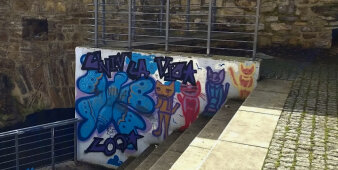 Treppenwand rechts mit Graffiti