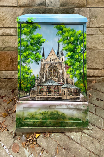 Graffiti-Projket Medienkasten auf dem die Erfurter Thomaskirche gemalt wurde.