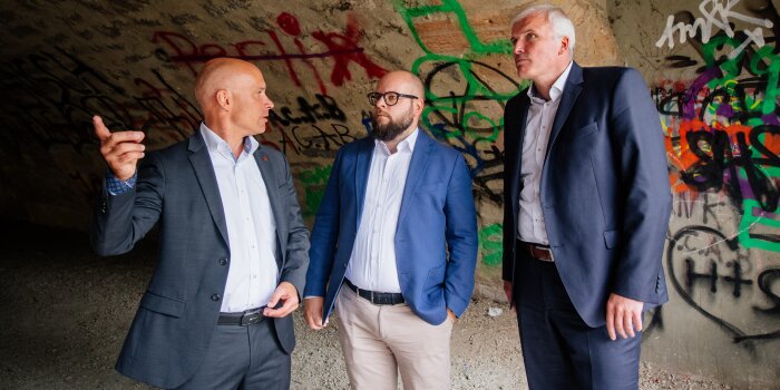 Foto: Krämerbrücke Schmierereien © Stadtverwaltung Erfurt/Steve Bauerschmid Andreas Horn, Arne Ott und OB Andreas Bausewein bei der Begutachtung der Schmierereien an der Krämerbrücke
