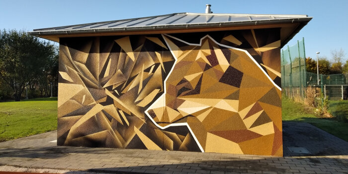 Graffiti-Projekt mit Spraydosen wurde ein Fuchs in Gelb- und Brauntönen an die Fassade einer WC-Anlage gesprüht