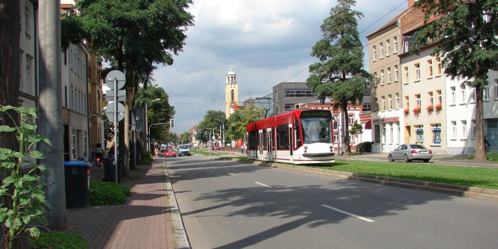 Foto: Johannesvorstadt: Stadtteil in Erfurt © Stadtverwaltung Erfurt 4-spurige Straße getrennt mit Grünstreifen in der Straßenbahn fährt