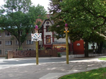 Foto: Johannesschule: Hof- und Spielfläche © Stadtverwaltung Erfurt Basketballkorb an bemalten Pfahl