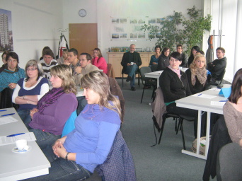Foto: Allgemeine Einführung zuhörende Schüler und Beteiligte im Raum