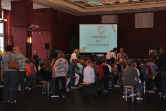 Foto: Einweisung der Schulklassen © Stadtverwaltung Erfurt Die am Aktionstag teilnehmenden Schüler werden durch die Mannschaftskapitäne in die Sitzordnung eingewiesen