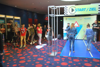 Foto: Mitmachaktion: Jugendfilmtage 2014 in Erfurt © Stadtverwaltung Erfurt Zwei Schülerinnen versuchen unter Verwendung einer Rauschbrille, die den Blickwinkel verzerrt, entlang einer geraden Linie zu laufen.