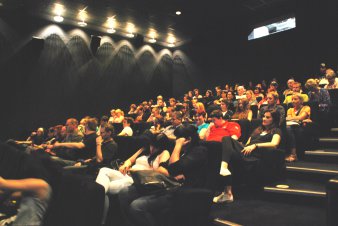 Foto: Kinosaal: Jugendfilmtage 2014 in Erfurt © Stadtverwaltung Erfurt Das Foto zeigt den im Halbdunkel liegenden, gut besetzten Kinosaal.