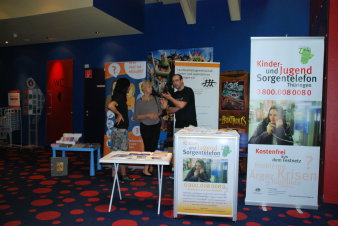 Foto: Aufklärung: Jugendfilmtage 2014 in Erfurt © Stadtverwaltung Erfurt Zwei Teilnehmerinnen in angeregter Diskussion am Informationsstand der Landesarbeitsgemeinschaft Kinder- und Jugendschutz Thüringen e. V.