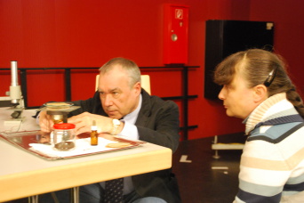 Foto: FT Essenslust: Ermittlung des Koffeingehaltes © Euratibor e. V. - Projekt Multimedia im Auftrag der Stadtverwaltung Erfurt Der Leiter des Gemeinsamen Giftinformationszentrums (GGIZ)Dr. med. Helmut Hentschel mit seiner Mitarbeiterin Dipl.-Med. Gesine Liebetrau bei der experimentellen Ermittlung des Koffeingehaltes verschiedener Energy-Drinks.