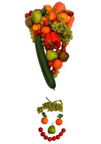 Foto: FT Essenslust: Veganes Ausrufezeichen © Euratibor e. V. - Projekt Multimedia im Auftrag der Stadtverwaltung Erfurt Das Bild zeigt ein aus verschiedenen Obst- und Gemüsesorten zusammengesetztes, großformatiges Ausrufezeichen. Dessen Punkt bildet ein lachendes Gesicht.