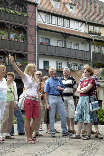 Foto: Stadtführung © Erfurt Tourismus und Marketing GmbH / Barbara Neumann Gruppe von Menschen hinter der Krämerbrücke