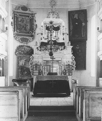 Schwarz-Weiß-Aufnahme eines Kircheninnenraums.