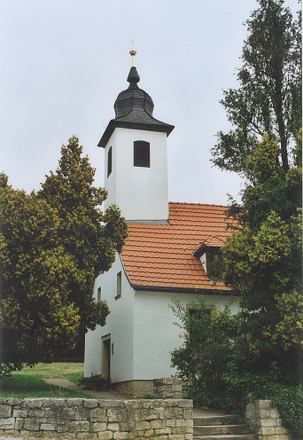 Dorfkirche im Sonnenlicht.