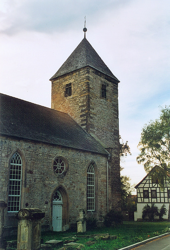 Evangelische Kirche St. Ulrich, 2004 Dorfkirche mit historischen Grabsteinen