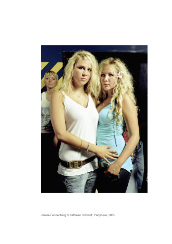 Zwei langhaarige blonde junge Mädchen mit weißem und türkisfarbenen Shirt