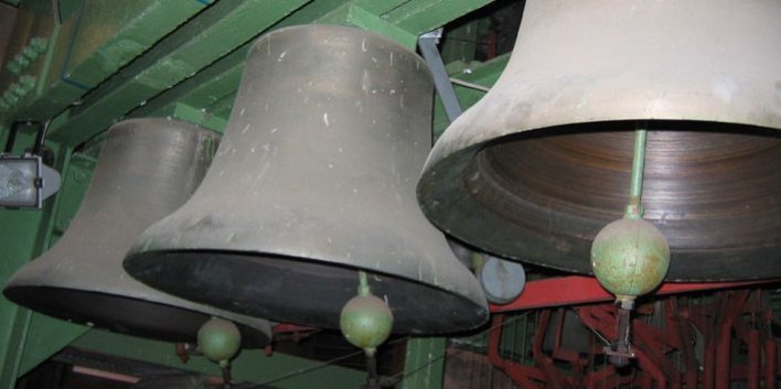 Drei große Glocken.