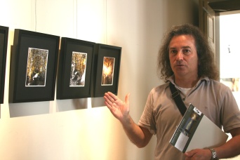 Professor Kai Uwe Schierz, Direktor der Kunstmuseen, führt in die Ausstellung "Photofolies en Touraine" ein.