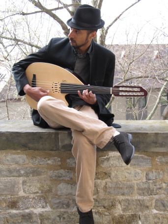 Foto des Jazzmusikers Alaa Zoiten mit seiner arabischen Laute
