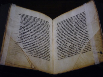 Foto: Alte Synagoge Faksimile Sammelhandschrift © Landeshauptstadt Erfurt / Faksimile der Sammelhandschrift Erfurt 15, Staatsbibliothek zu Berlin, Preußischer Kulturbesitz, Ms. Or. Quart. 685 Ein aufgeschlagenes altes Buch mit hebräischen Text. Teile der Seiten fehlen.
