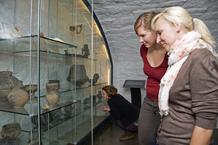 Foto: Spannende Entdeckungen: Schönheit und Kunstfertigkeit der Fundstücke faszinieren noch heute © Stadtverwaltung Erfurt / D. Urban Besucher in der Ausstellung.