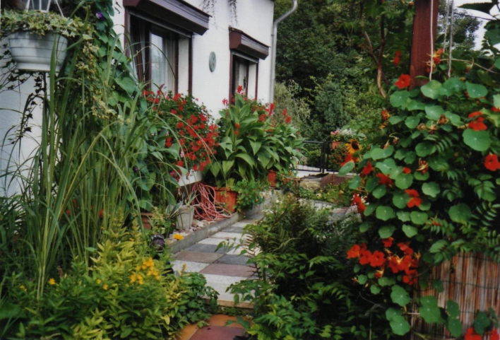 Foto: Zweiter Preis beim Blumenschmuckwettbewerb des Jahres 2007 Ein Vorgarten mit üppigem Pflanzenarrangements, im Vordergrund rechts prächtige Kapuzinerkresse