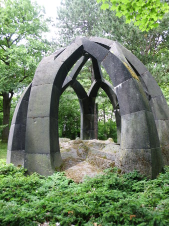 Foto: Das wohl bekannteste Grabmal auf dem Erfurter Hauptfriedhof ist die 1920/21 von Hans Walter geschaffene Kuppel aus Basaltlava für den 1919 verstorbenen Gärtner Carl Schmidt. © Katharina Bendixen Imposante Grabanlage.