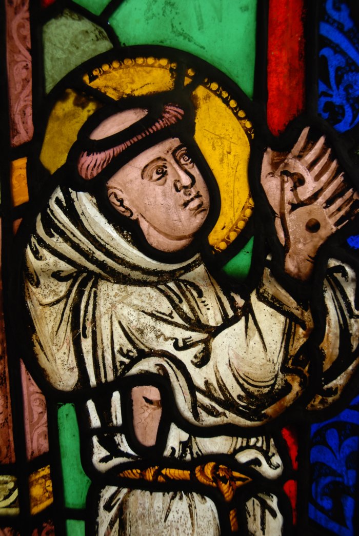 Darstellung des heiligen Franziskus, das sog. Franziskus-Fenster der Barfüßerkirche in Erfurt Ein farbenfrohes Glasfenster, die Person, mit Heiligenschein, hat die Hände zum Gebet erhoben.