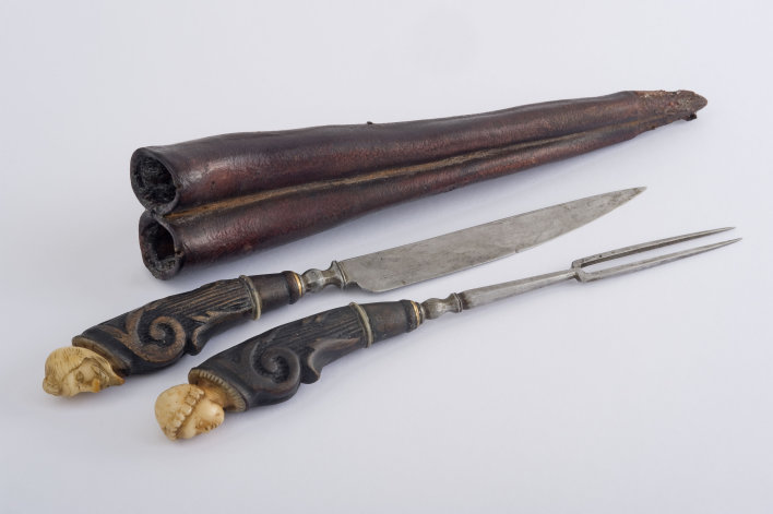 Bild: Messer und Gabel aus dem 16. Jahrhundert, Sammlung Heyn © Stadtverwaltung Erfurt / D. Urban Messer und Gabel mit geschnitzten Griffen, die Köpfe tragen. Dargestellt ist ein Mann und eine Frau. Dazu ein Futteral.