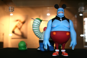 Eine Blau-Rote-Micky-Maus-Figur.